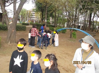 公園での遊び方の確認している写真