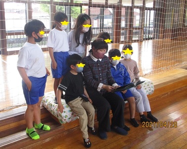 塚崎先生が読み聞かせをしている写真