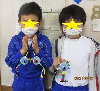 ラキューの作品を持っている2人の男の子の写真