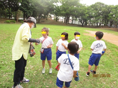 体操服を着た子ども達が公園にいる様子の写真