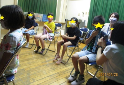 質問に手をあげて答える子どもの写真