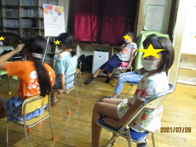 絵と同じポーズをとる子どもたちの写真