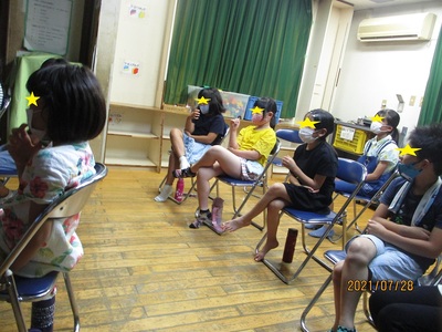 ポーズを決める子どもたちの写真