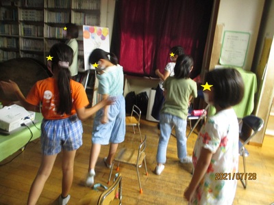 ポーズを決める子どもたちの写真