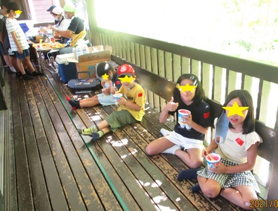 かき氷を食べている子ども達の写真