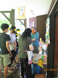 くじ引きをする子ども達の写真