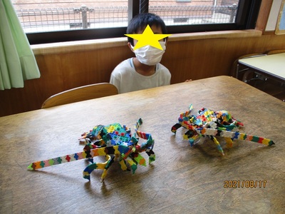 ラキューで作った伊勢えびと男の子の写真