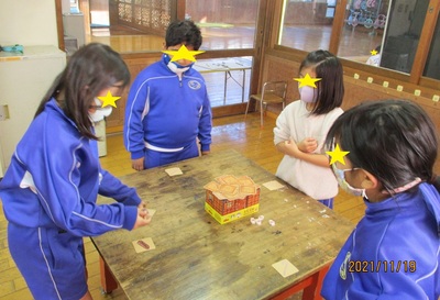 「お菓子の魔女」で遊ぶ子どもたちの写真