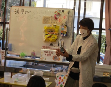 高分子吸収体について、説明する久保先生の写真