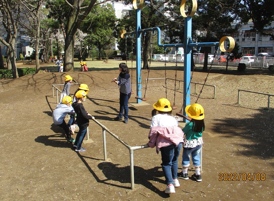 公園でのお約束を聞く子供たち