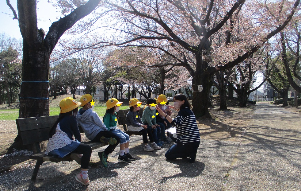 公園でのお約束を聞く子供たち