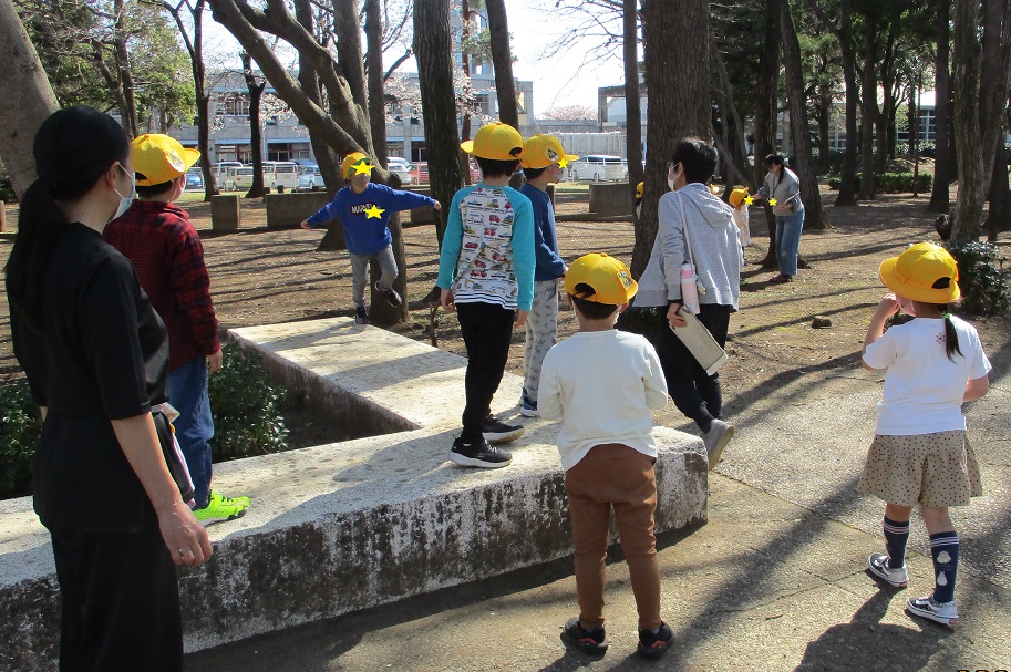 公園でのお約束を聞く子供たち