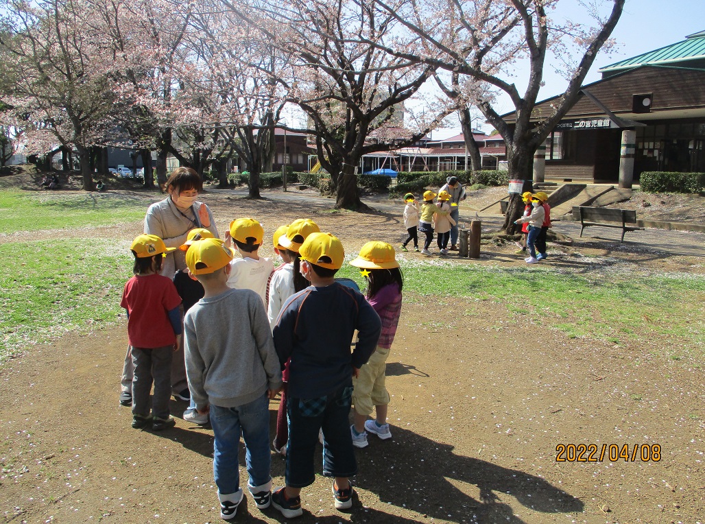 公園でのお約束を聞く子供たち