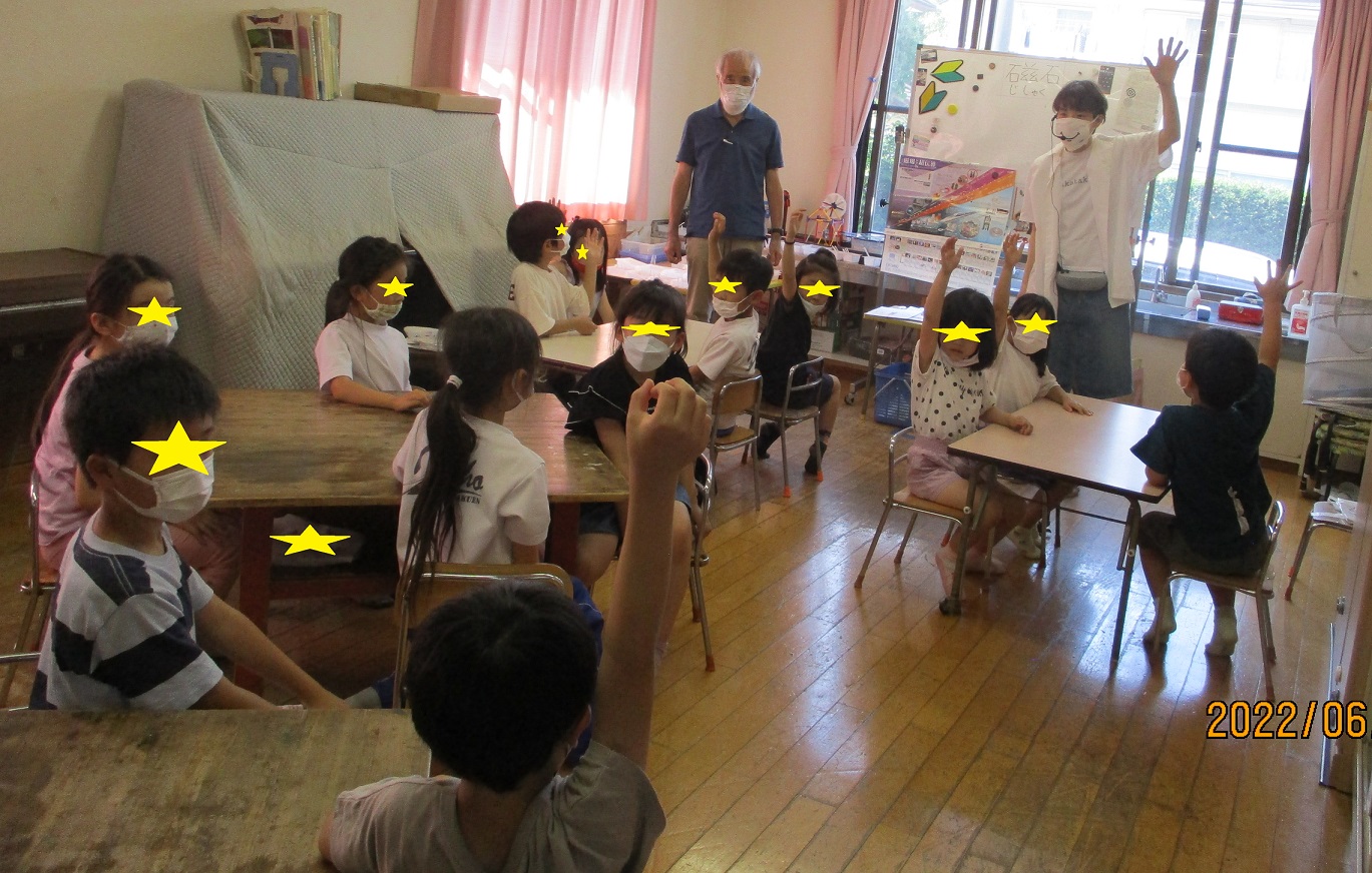 実験隊に参加して、質問に答える子供たち