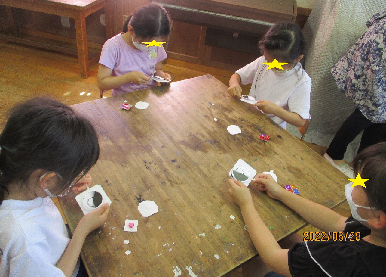 磁石で実験する子供たち