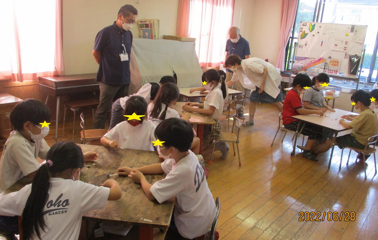 磁石で実験する子供たち