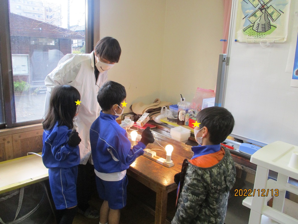 実験に参加する子供たち