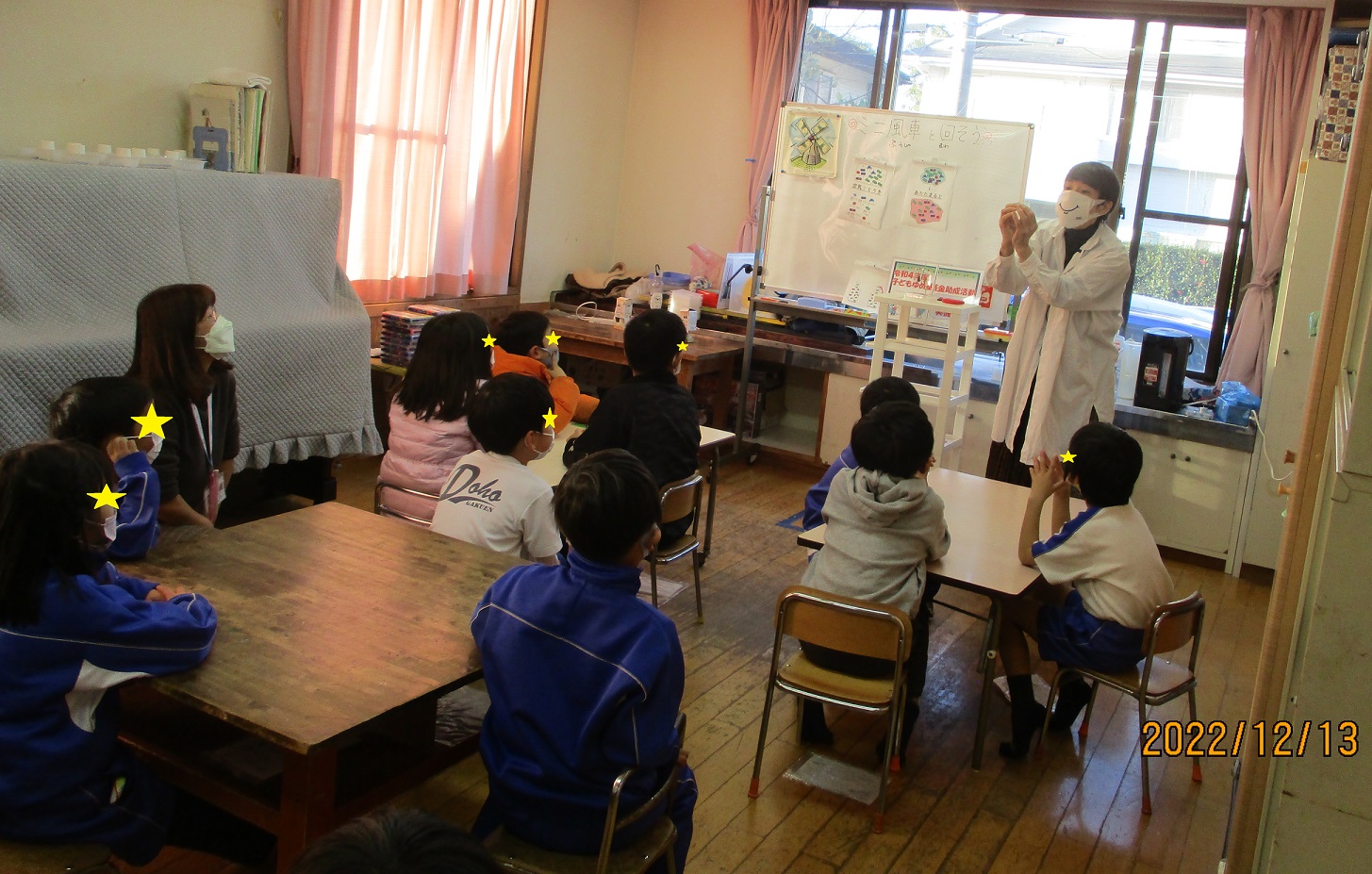 おもしろ!ふしぎ?実験隊で先生の説明を聞く子供たち