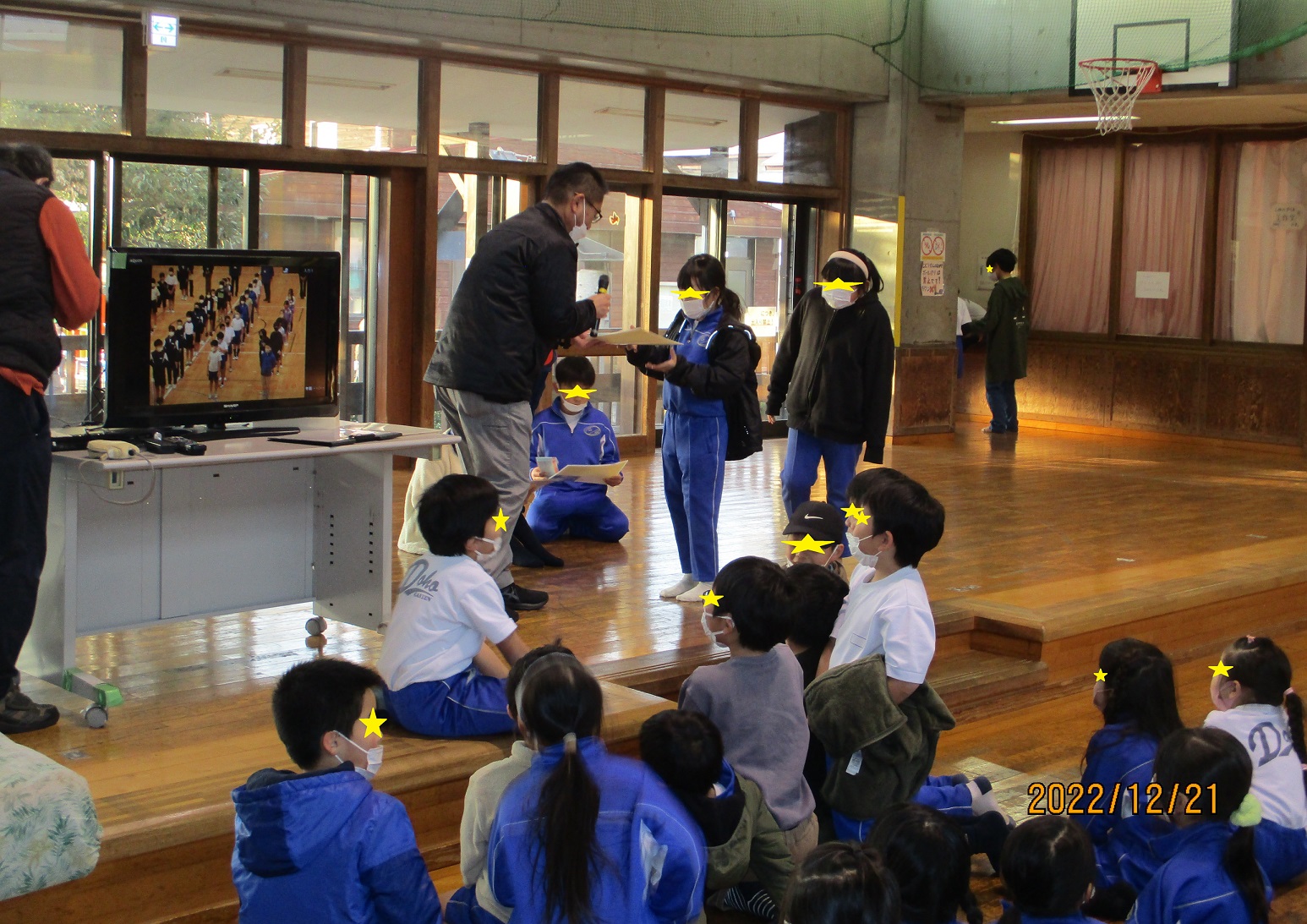 館長先生から、賞状とプレゼントを受け取る子供たち
