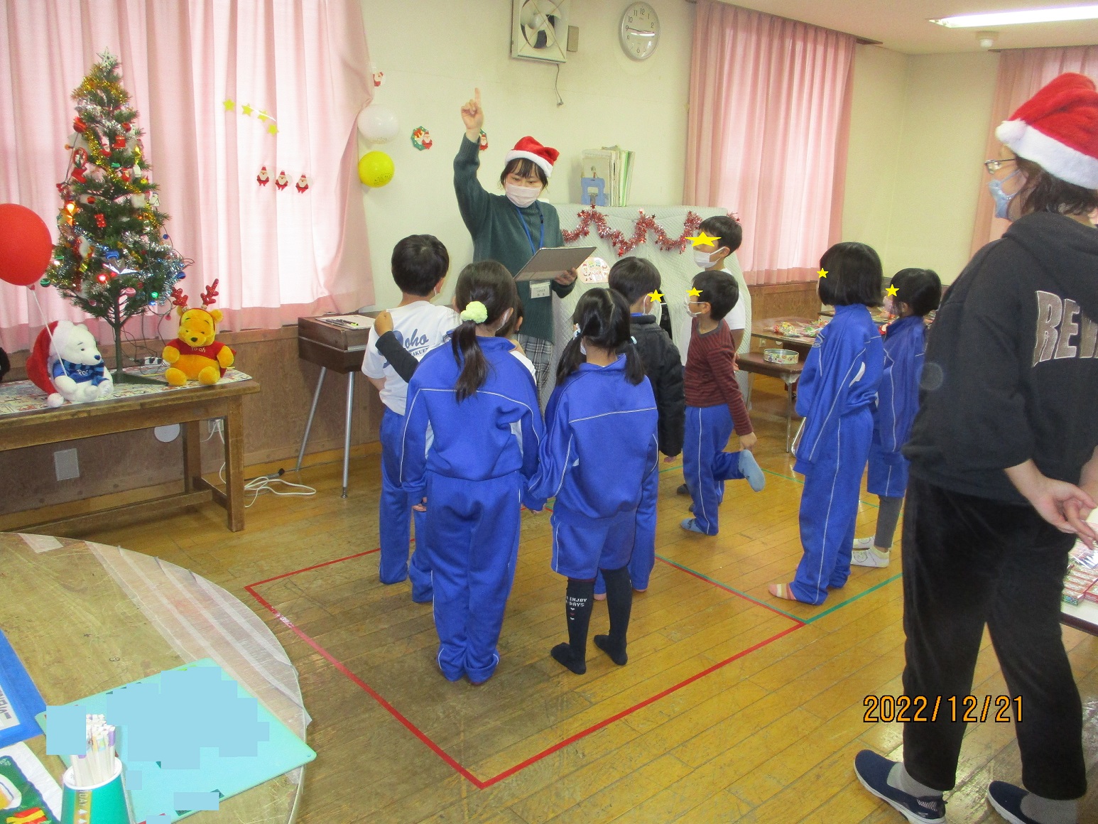 クリスマスイベントで、クリスマス○×クイズに答える子供たち