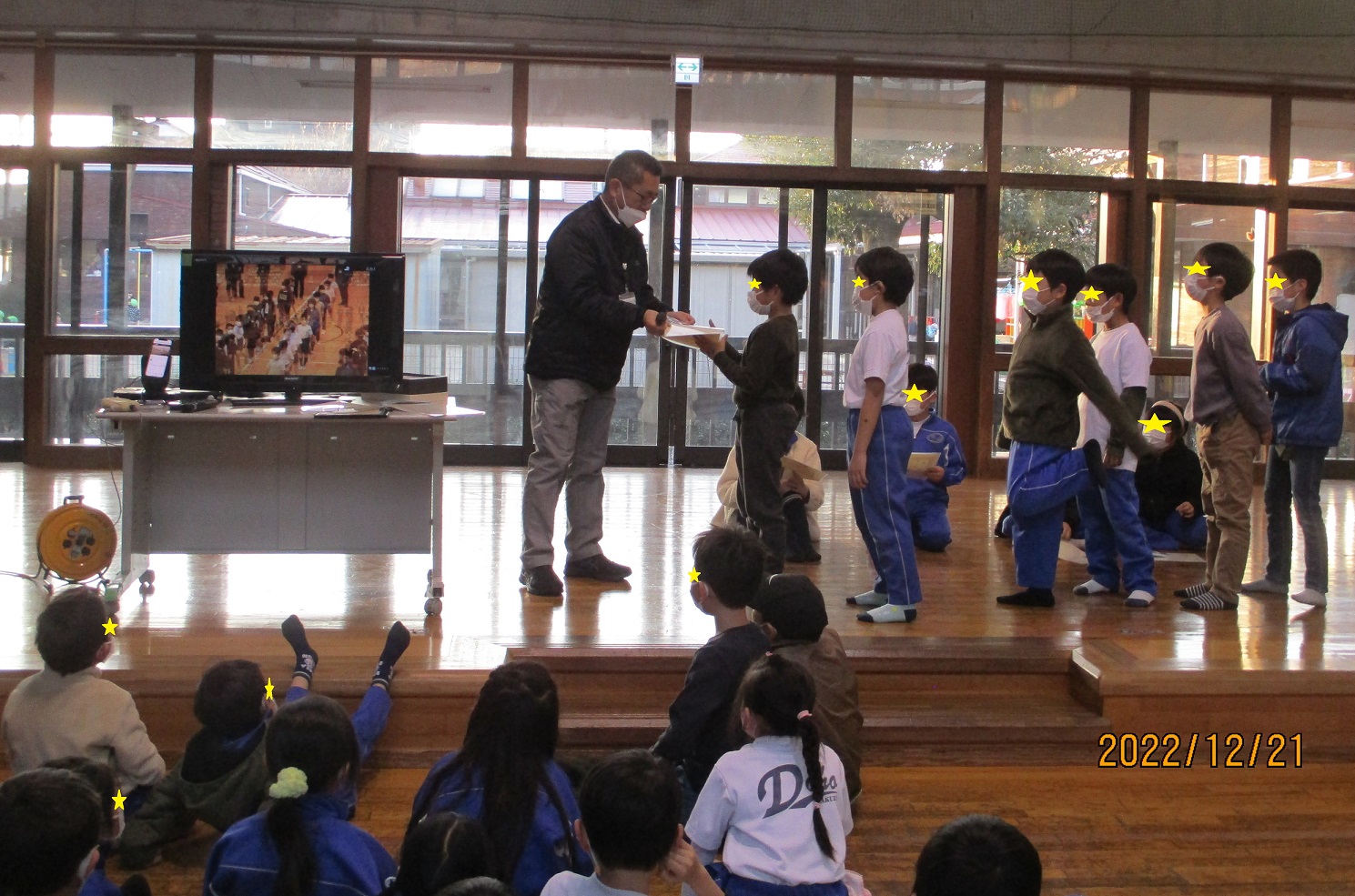 館長先生から、賞状とプレゼントを受け取る子供たち