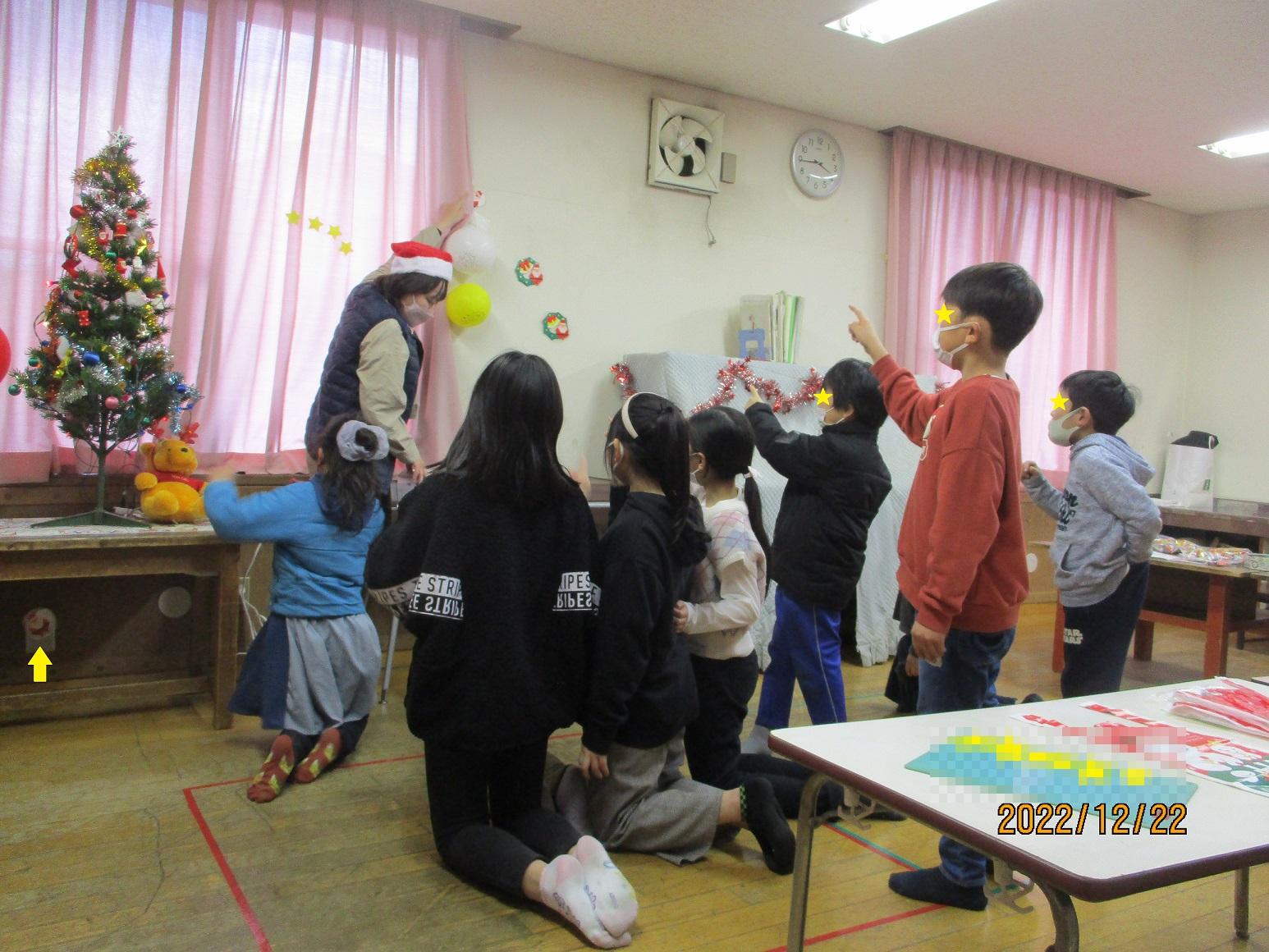 クリスマスイベントで、サンタ探しのゲームをする子供たち