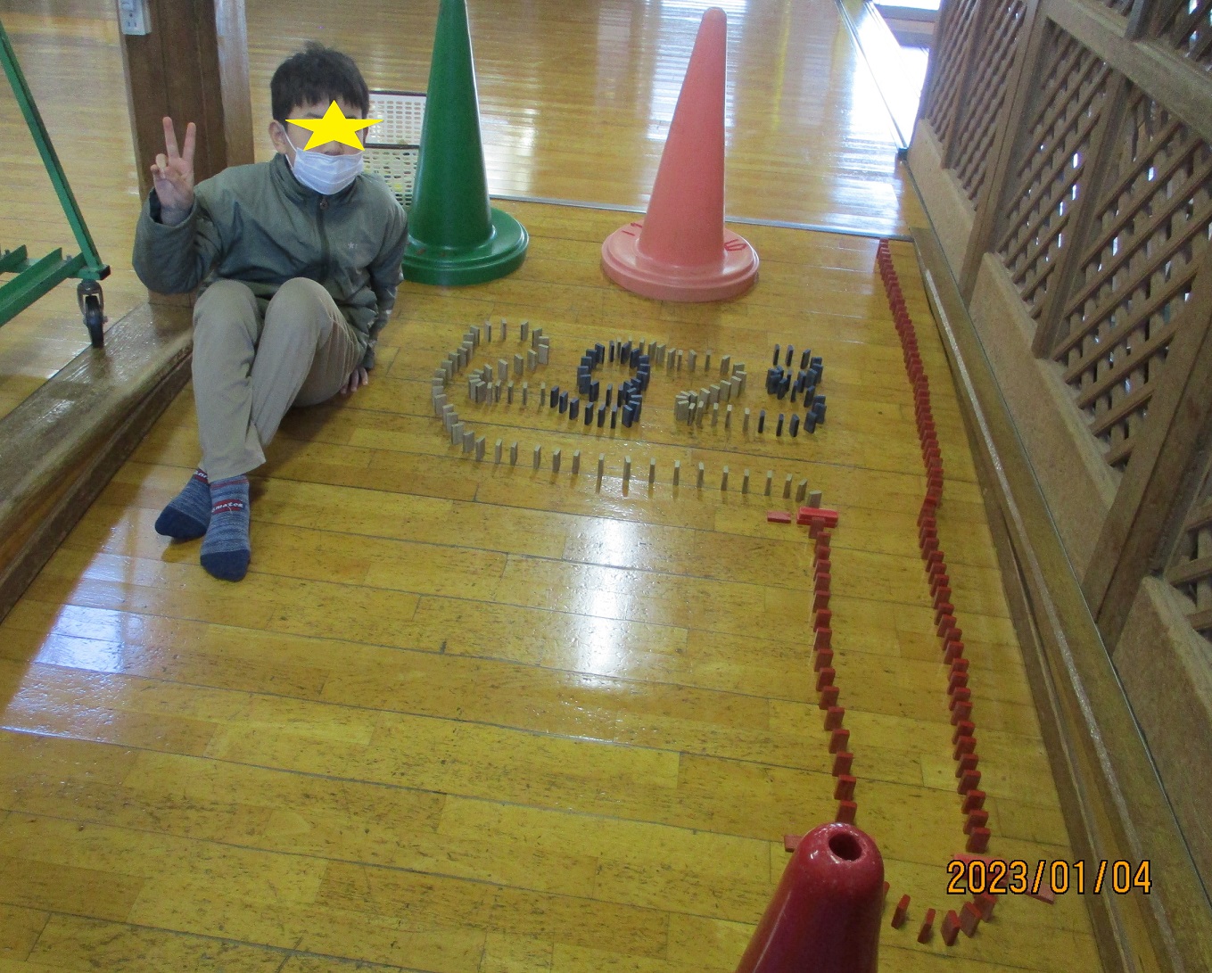 ドミノで「2023」の数字を作った子供たち