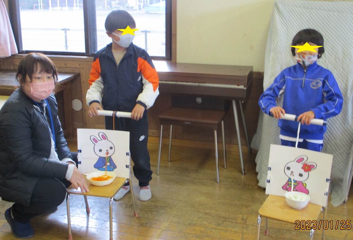 うさぎさんごはんだよ!ゲームに参加する子供たち