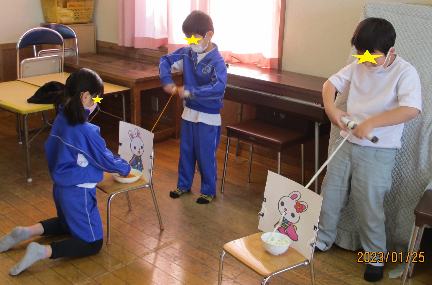 うさぎさんごはんだよ!ゲームに参加する子供たち