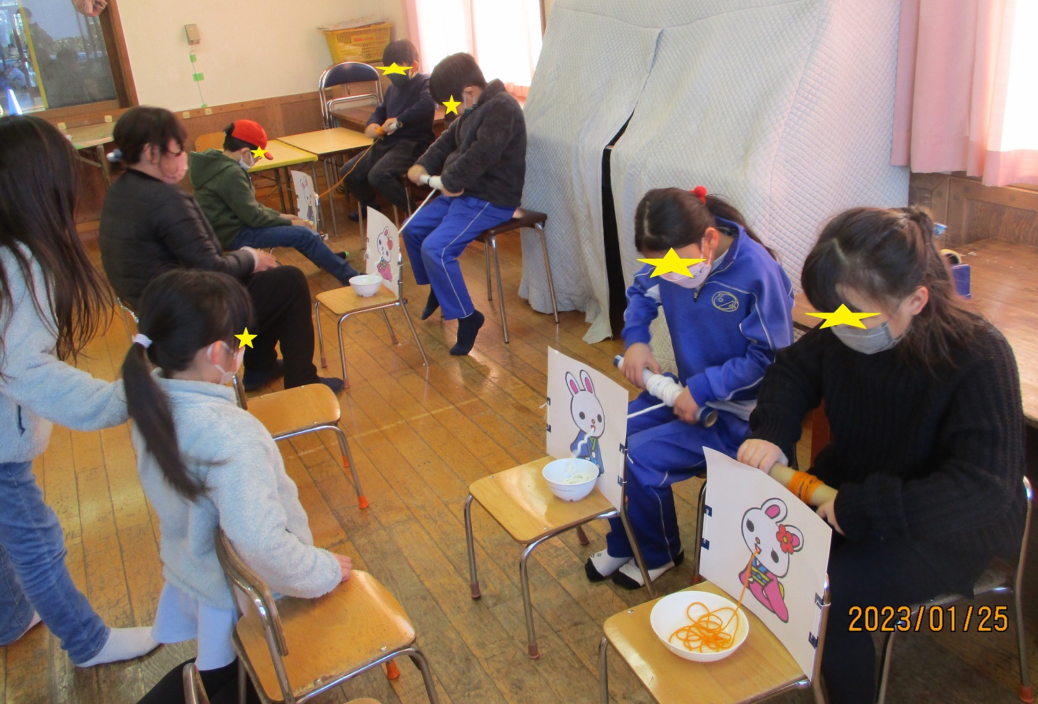 うさぎさんごはんだよ!ゲームに参加する子供たち