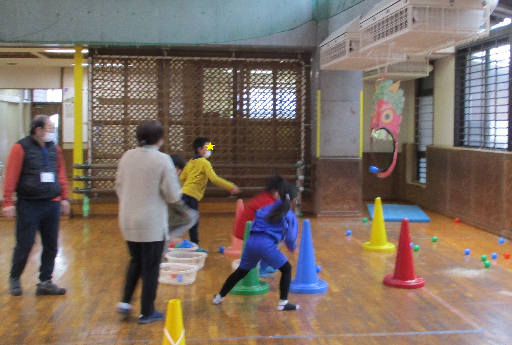 節分ボール投げゲームに参加する子供たち