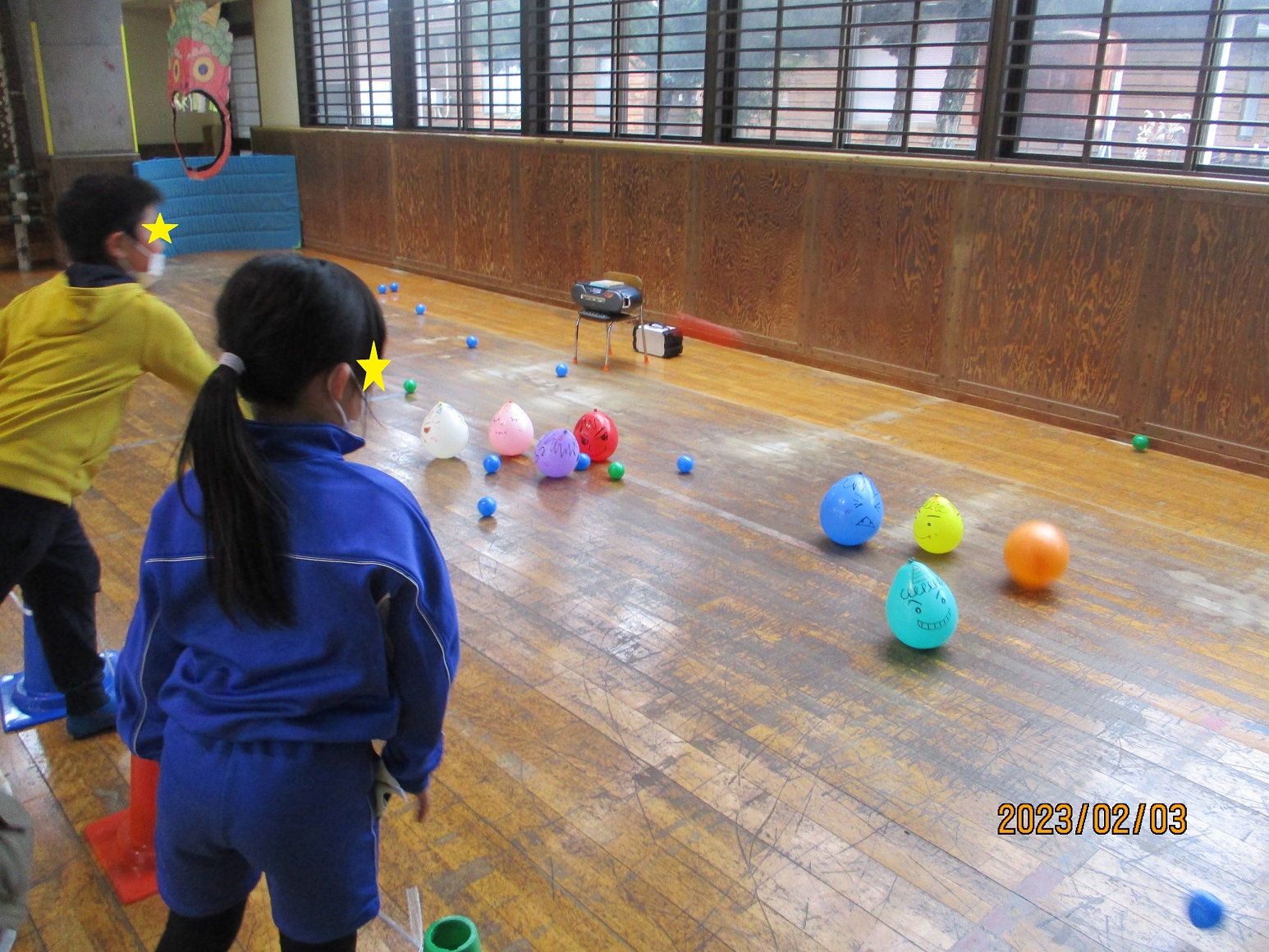 節分ボール投げゲームに参加する子供たち