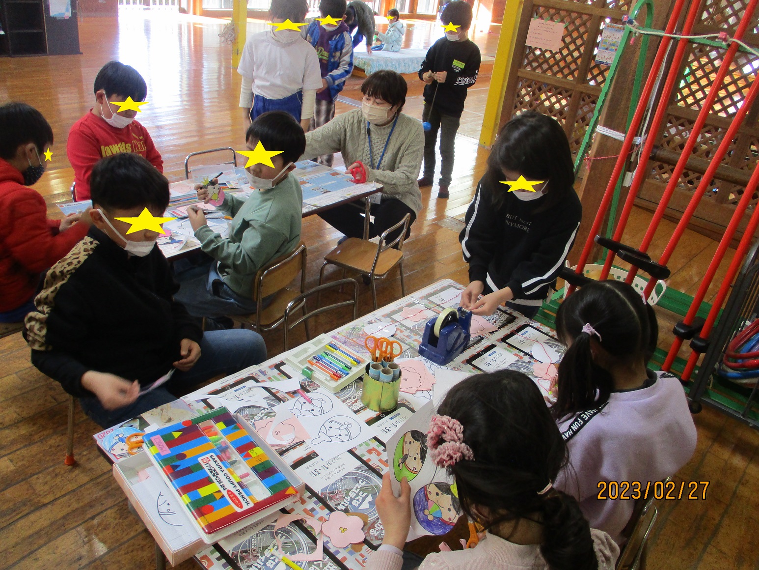 吊るしびな作りに参加する子供たち