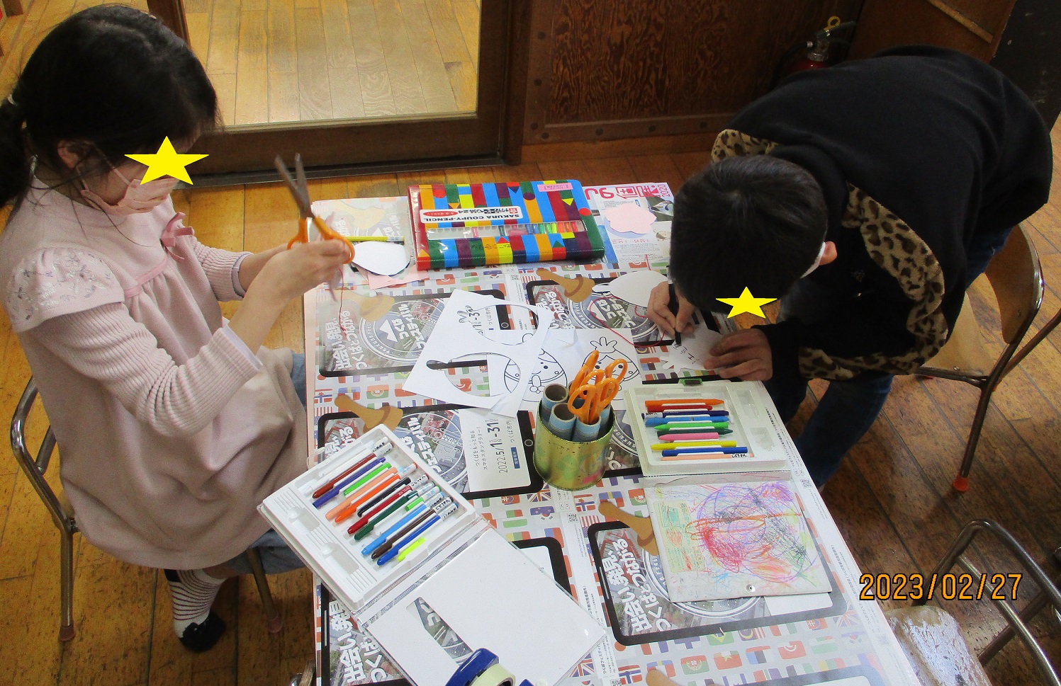 吊るしびなを作る子供たち