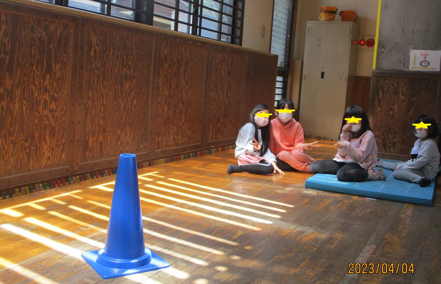 ドミノを並べ終わってほっと一息の子どもたち