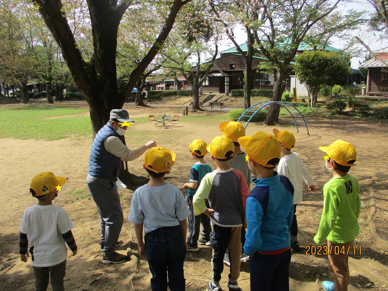 先生から滑りやすい場所の説明を聞く子供たち