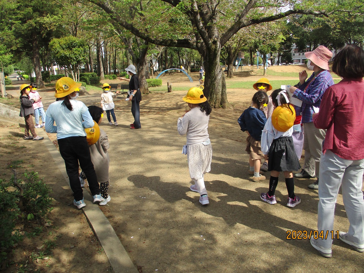 公園内の注意を聞く子供たち