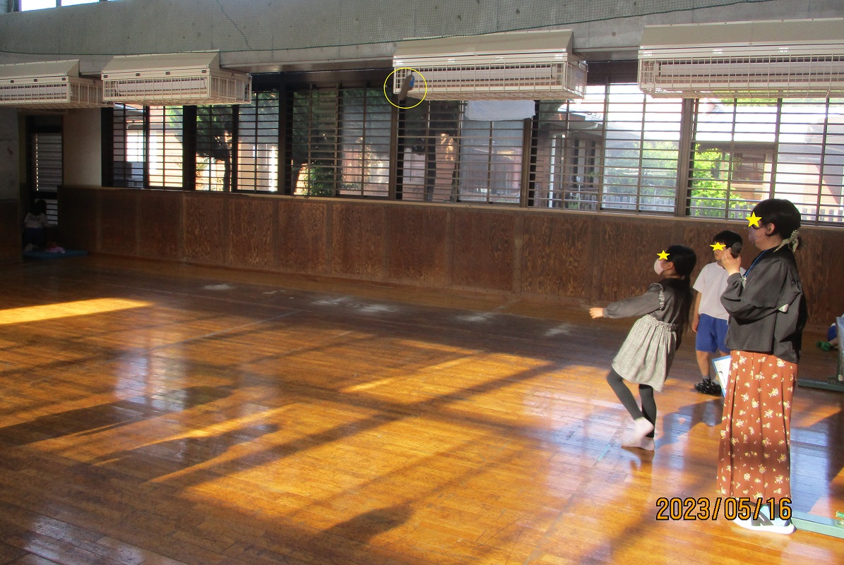 鯉のぼり飛ばしに参加する子供たち
