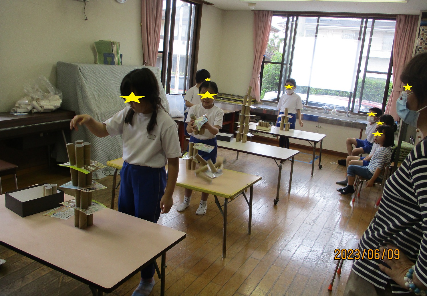 ゆらゆら芯タワーに挑戦する子供たち