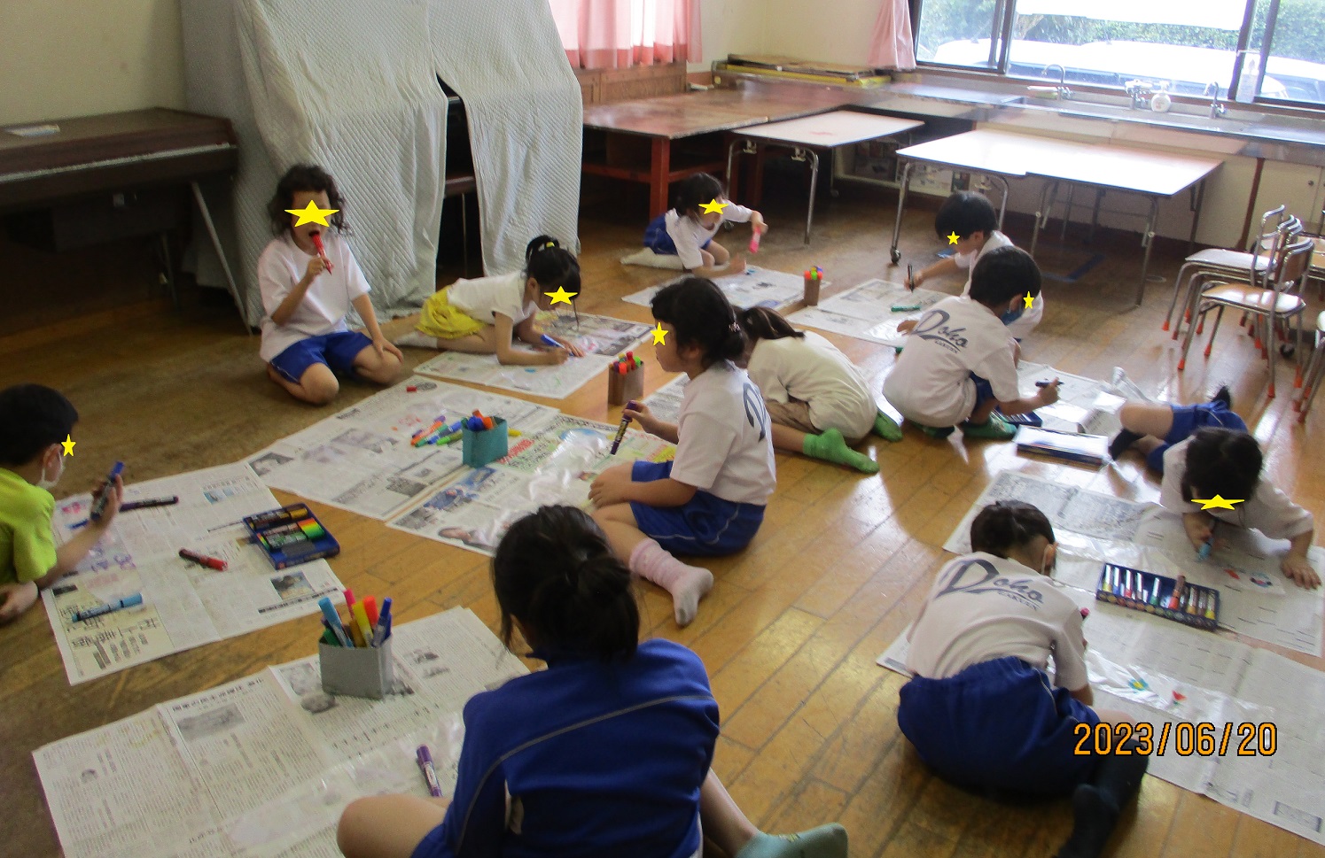 かさ袋に好きな絵を描いて、かさ袋ロケットを作る子供たち