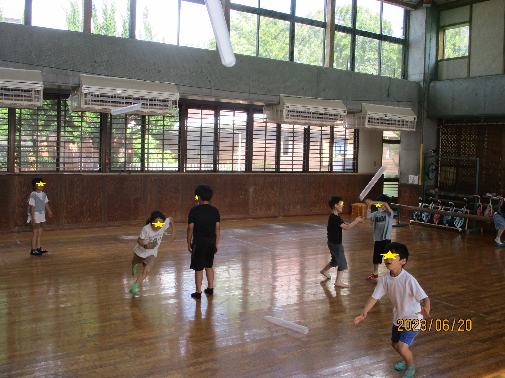 作ったかさ袋ロケットを作る子供たち
