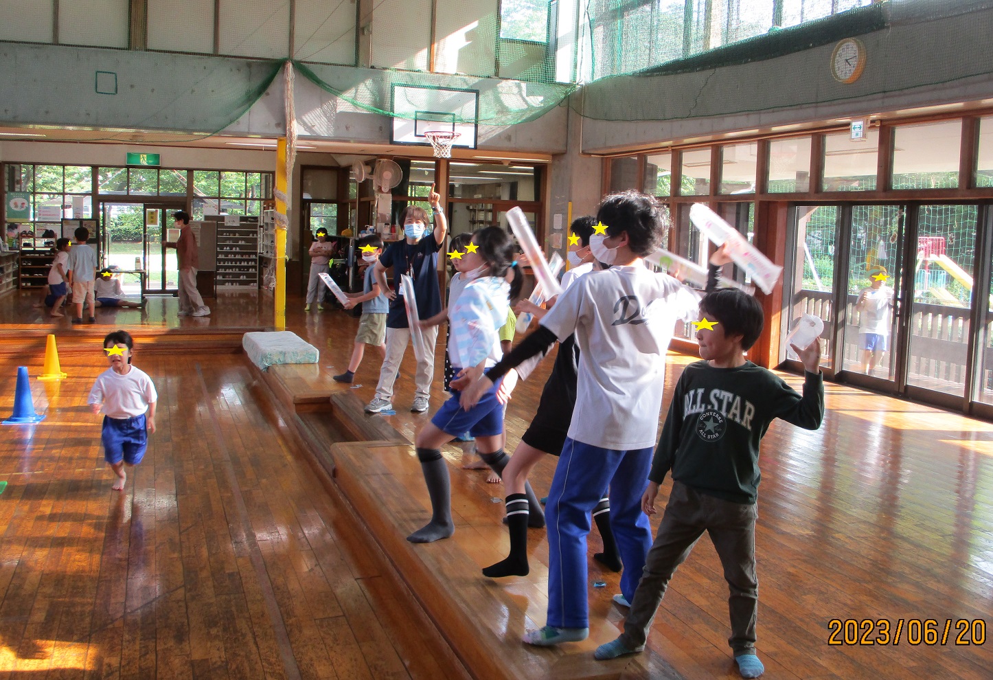 誰がいちばん遠くに飛ばせるかな?ゲームをする子供たち