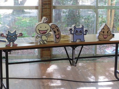 菌やうんちを模したかわいいキャラクターたちの写真