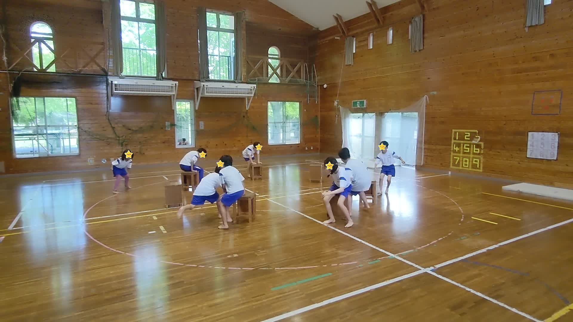 曲が止まりいすに座ろうとしている所