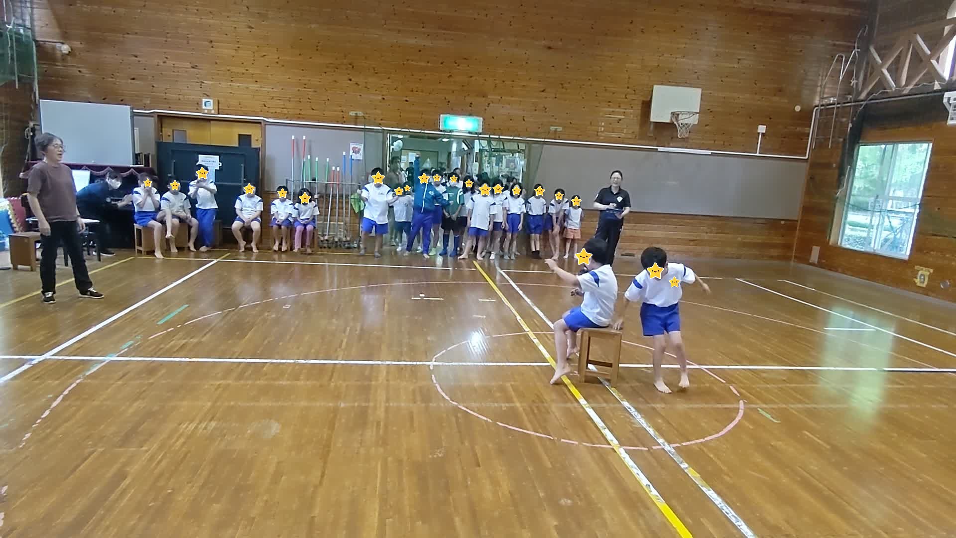 最後のひとりがいすに座った所