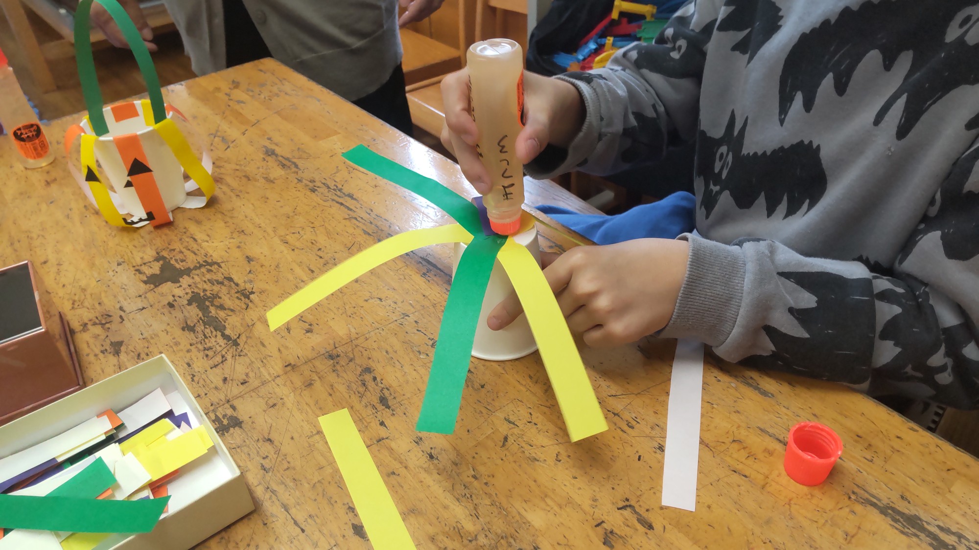 紙コップに折り紙を貼っている所