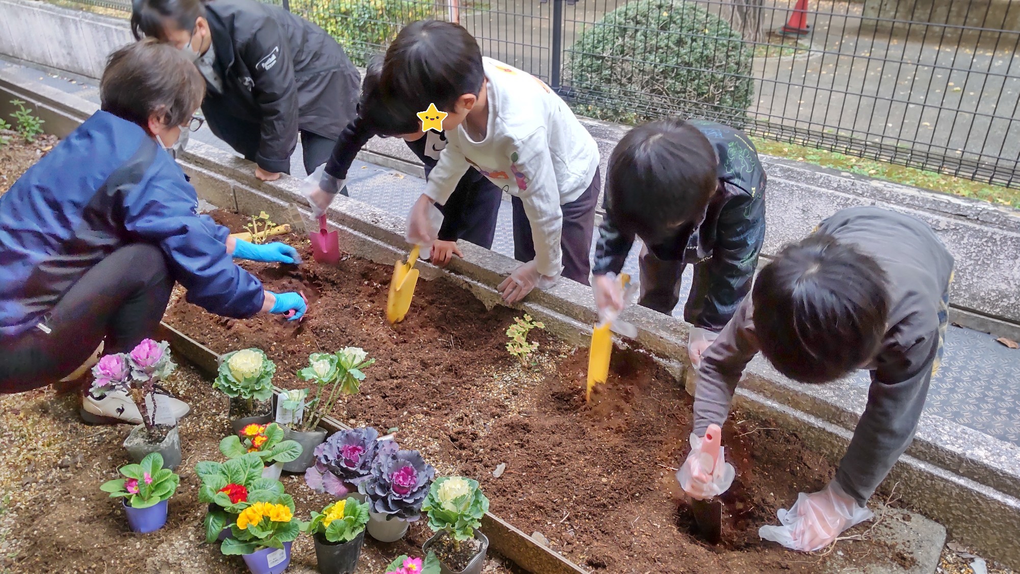 花壇の土を耕している所