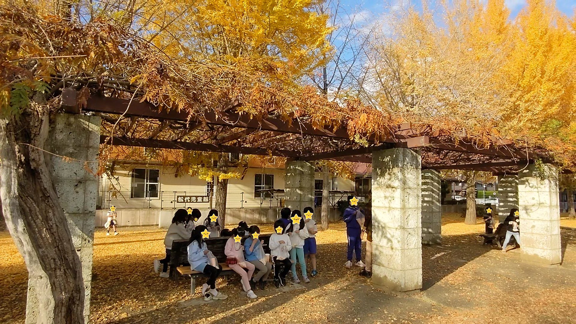 児童館の前の公園でポップコーンを食べている所