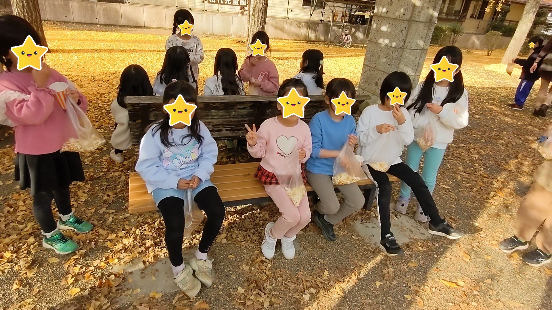 公園の藤棚の下でポップコーンを食べている所