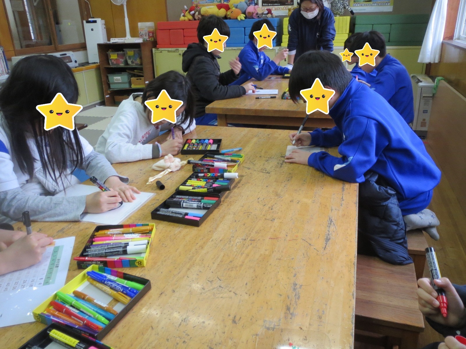 プラバンに下書きをして色を染めている所